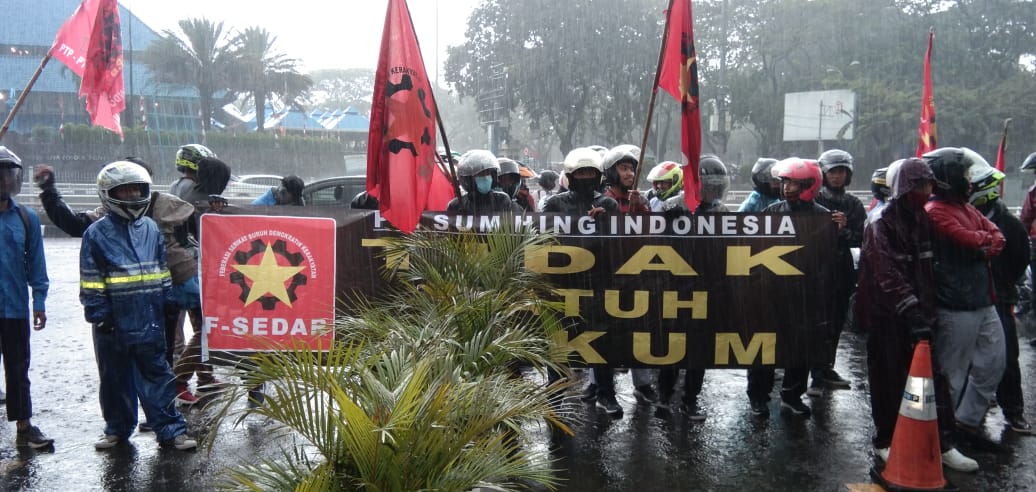 Digul921's tweet photo. Jangan diam utk mencari keadilan
#BoikotMichelin
#ban_Michelin_dibuat_dengan_kode_etik_yang_omong_kosong
#pt_sum_hing_indonesia_tidak_patuh_hukum
#penuhi_tuntutan_hak_buruhnya https://t.co/gbKwkBIiNc https://t.co/MlbBm1kkd3