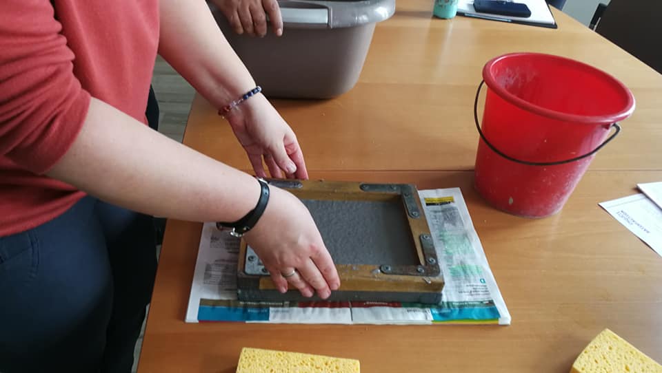 Tous la main à la pâte ! 
Vexin sur Epte :  recyclage du papier à la maison d'action sociale, 
un stand animé par les éco-animateurs du #setom27

#environnement 
#recyclage