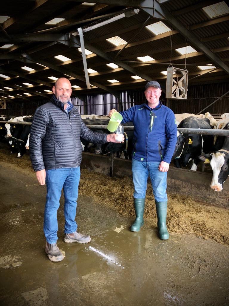 Enjoying a pint of fresh milk on #WorldSchoolMilkDay with ⁦@galdenoch⁩ good to catch up with the NFUS dairy chairman