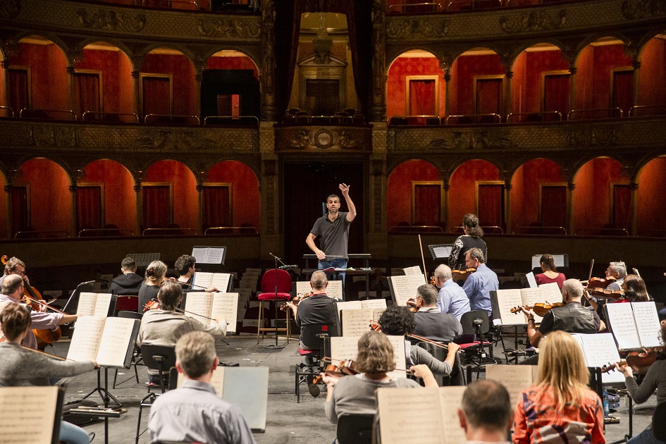 OperaRoma's tweet photo. Giovedì 1 ottobre il maestro #JaderBignamini dirige l’Orchestra, il Coro e i solisti di #Fabbrica per l’ultimo appuntamento di 'Settembre in musica' al Teatro Costanzi. In programma la 'Petite messe solennelle' di #Rossini.

#operaroma #romarama

Ph. Yasuko Kageyama / TOR https://t.co/hjiavqaTeC