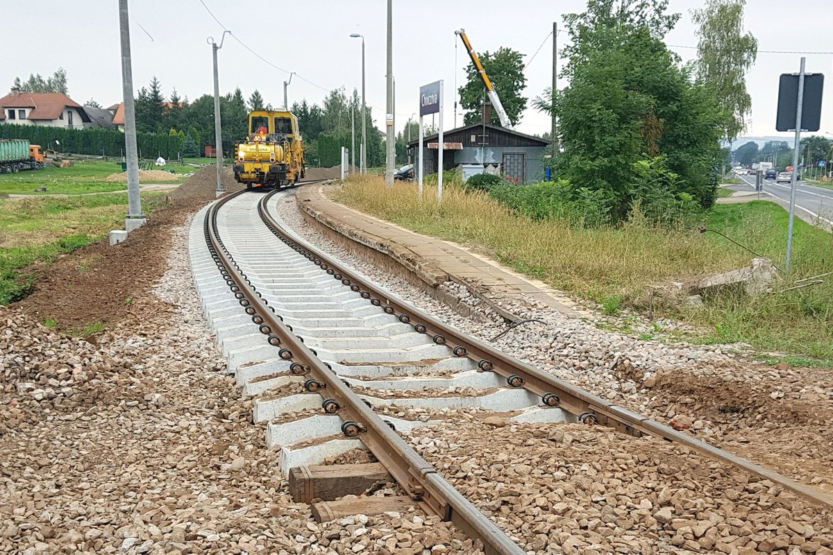 PKP_PLK_SA's tweet photo. Dla lepszych podróży #kolej z #Małopolska #Kraków do #BielskoBiała prace na trasie #Wadowice-#Andrychów. Roboty torowe i sieciowe, by w grudniu podróżni mogli skorzystać z połączeń. Dostęp do kolei zwiększy nowy przystanek w Wadowicach. #FunduszeUE👉https://t.co/MFwzeNg8iU https://t.co/bPByPxz8aH