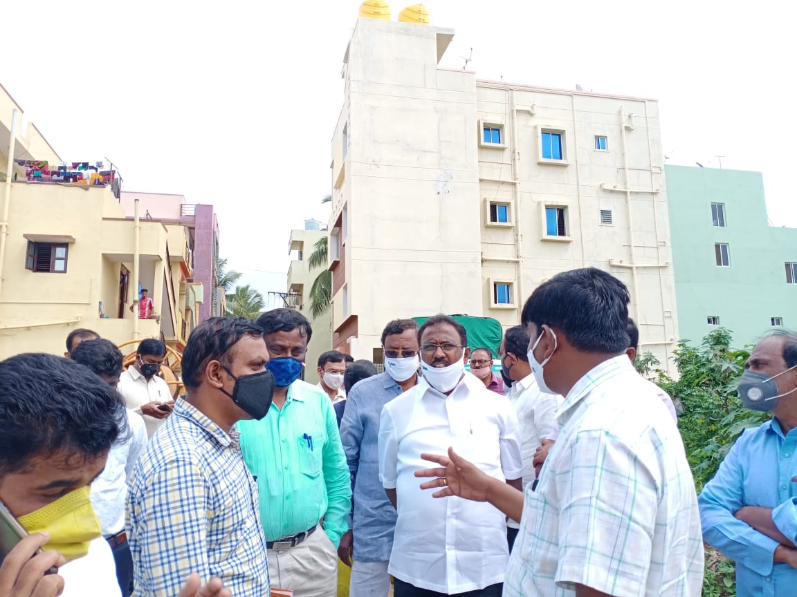 Rmanjunath_mla's tweet photo. ದಾಸರಹಳ್ಳಿ ವಿಧಾನಸಭಾ ಕ್ಷೇತ್ರದ, ಚೊಕ್ಕಸಂದ್ರ ವಾರ್ಡ್ ಬೆಲ್ಮಾರ್ ಬಡಾವಣೆ, ಗುಂಡಪ್ಪ ಬಡಾವಣೆಗಳಿಗೆ ನೆನ್ನೆ ಸಂಜೆ ಸುರಿದ ಮಳೆಗೆ ನೀರು ನುಗ್ಗಿ ಹಾನಿಯಾದ ಪ್ರದೇಶಗಳಿಗೆ, ಇಂದು ಮುಂಜಾನೆ ಭೇಟಿ ನೀಡಿ ಹಿರಿಯ ಅಧಿಕಾರಿಗಳ ಜೊತೆ ಸ್ಥಳ ಪರಿವೀಕ್ಷಣೆ ನಡೆಸಿ ಇಂದಿನಿಂದಲೇ ಕಾಮಗಾರಿ ಆರಂಭಕ್ಕೆ ಚಾಲನೆ ನೀಡಲಾಯಿತು. #MLAmanjunath #tdasarahalli https://t.co/zT9IAt87fW
