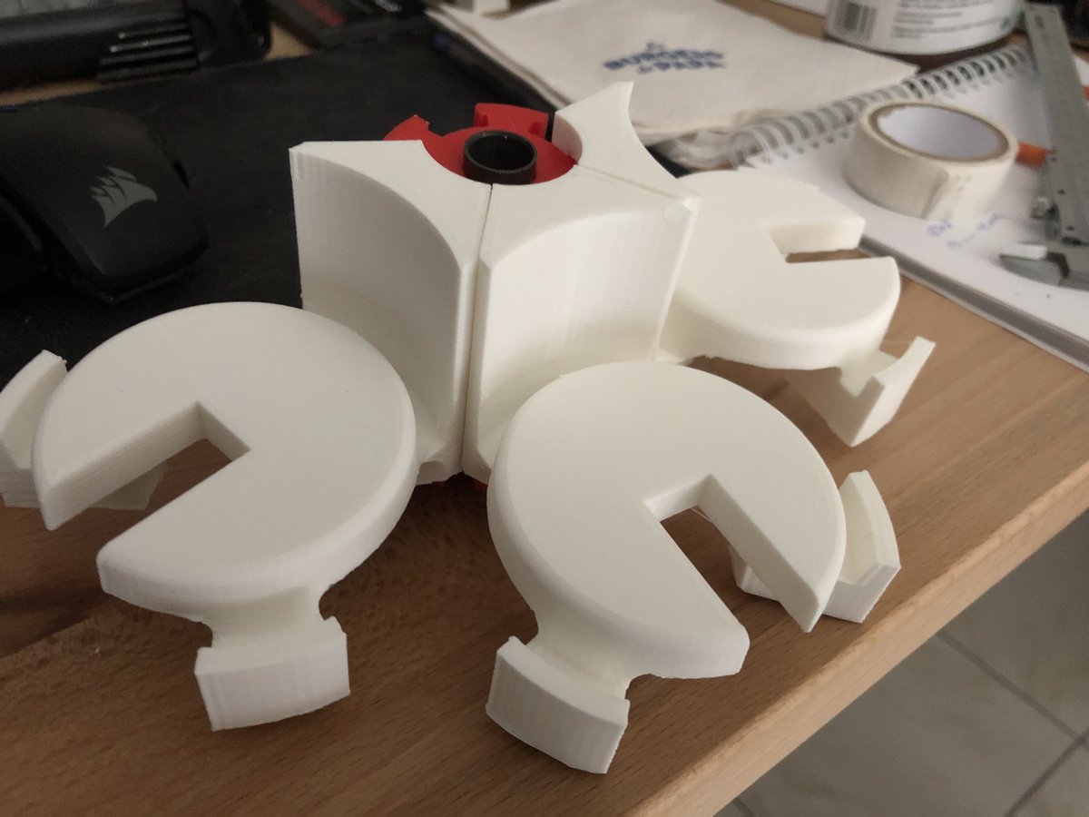 LegacyProjet's tweet photo. Petit weekend de travail, notre système de stockage pour le gros robot est prêt :) Ça marche bien, on attend de pouvoir le tester en mouvement. https://t.co/JVDFr2VfUq