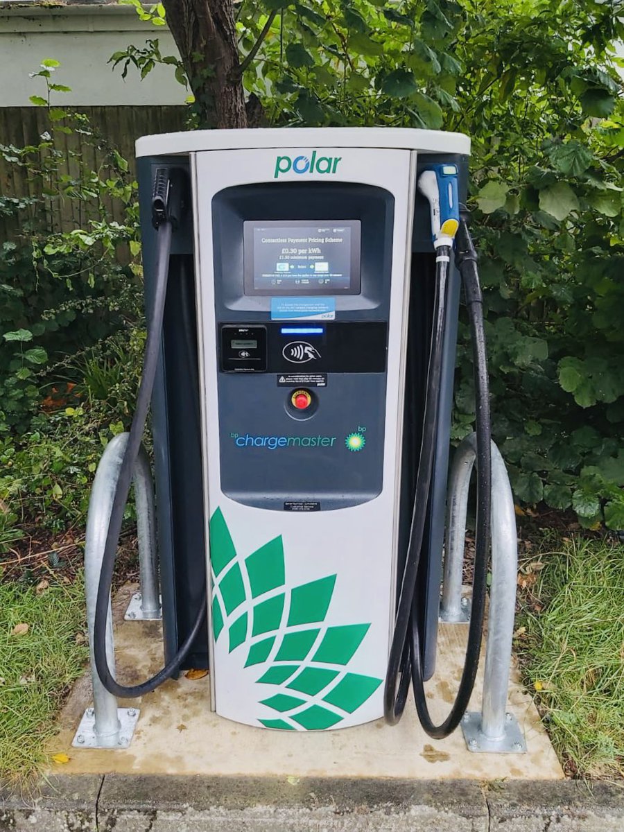 SRGELECTRICAL's tweet photo. The rain 🌧 finally departed for the day to allow us to complete this little mini hub for @BPChargemaster in Poole, if you are visiting, be sure to gain a top up @HolidayInn Poole. All now live and awaiting you! Our thanks to @SSE with a complexed grid connection! #50kw #minihub https://t.co/aR2BUnhvqk