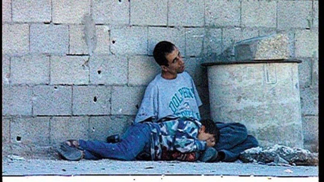 Tarih: 30 Eylül 2000 Muhammed Durra 12 yaşındaydı. Tüm dünyanın gözü önünde, babasının kucağında babasıyla beraber işgalci İsrail tarafından şehit edildi. Bu fotoğrafları unutma, unutturma...