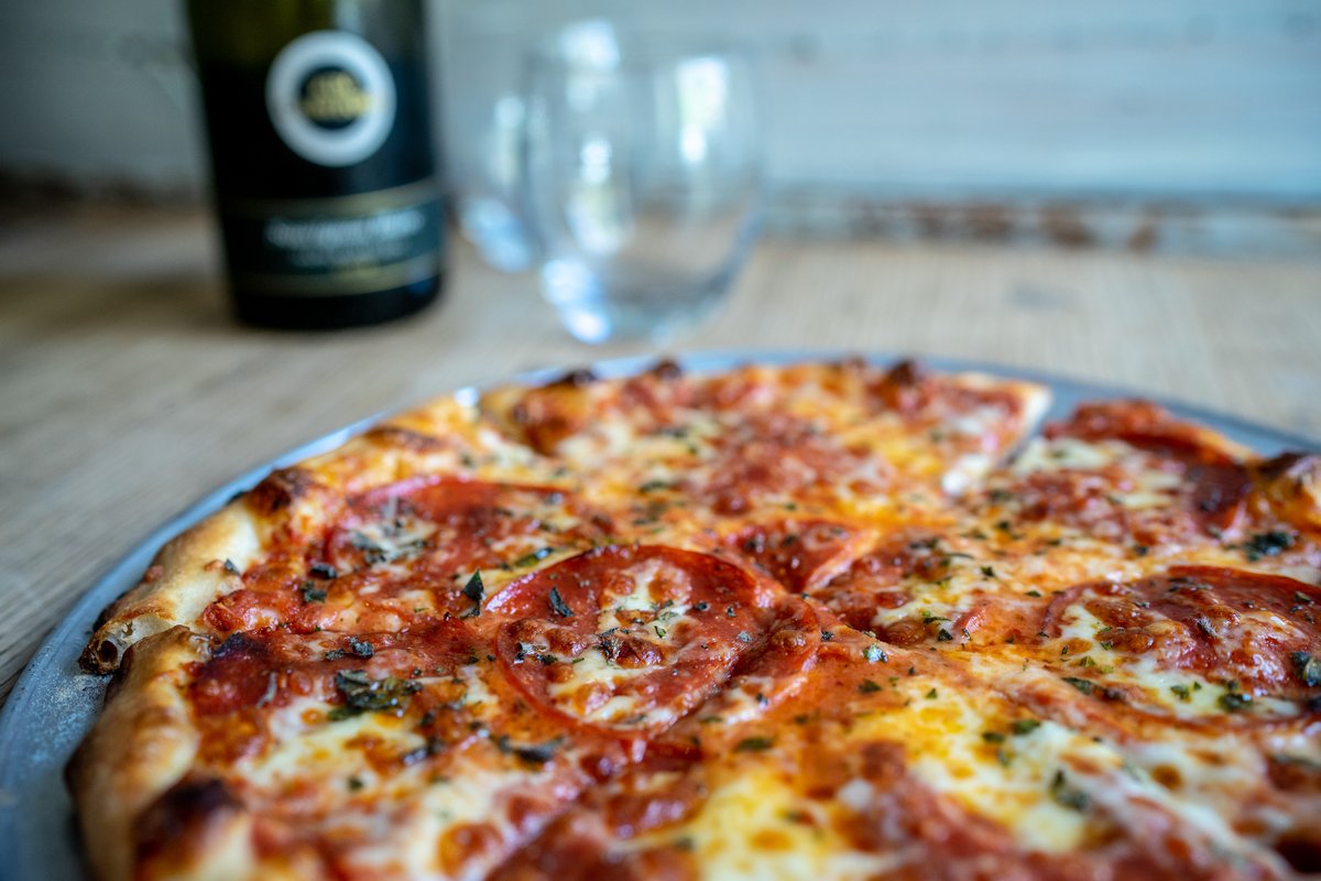 The best way to celebrate #HumpDay is with wine and pizza at #HighlineBarChi! 🤤 Starting at 4pm, enjoy a whole pizza and a bottle of wine for just $25! 🍕🍷
