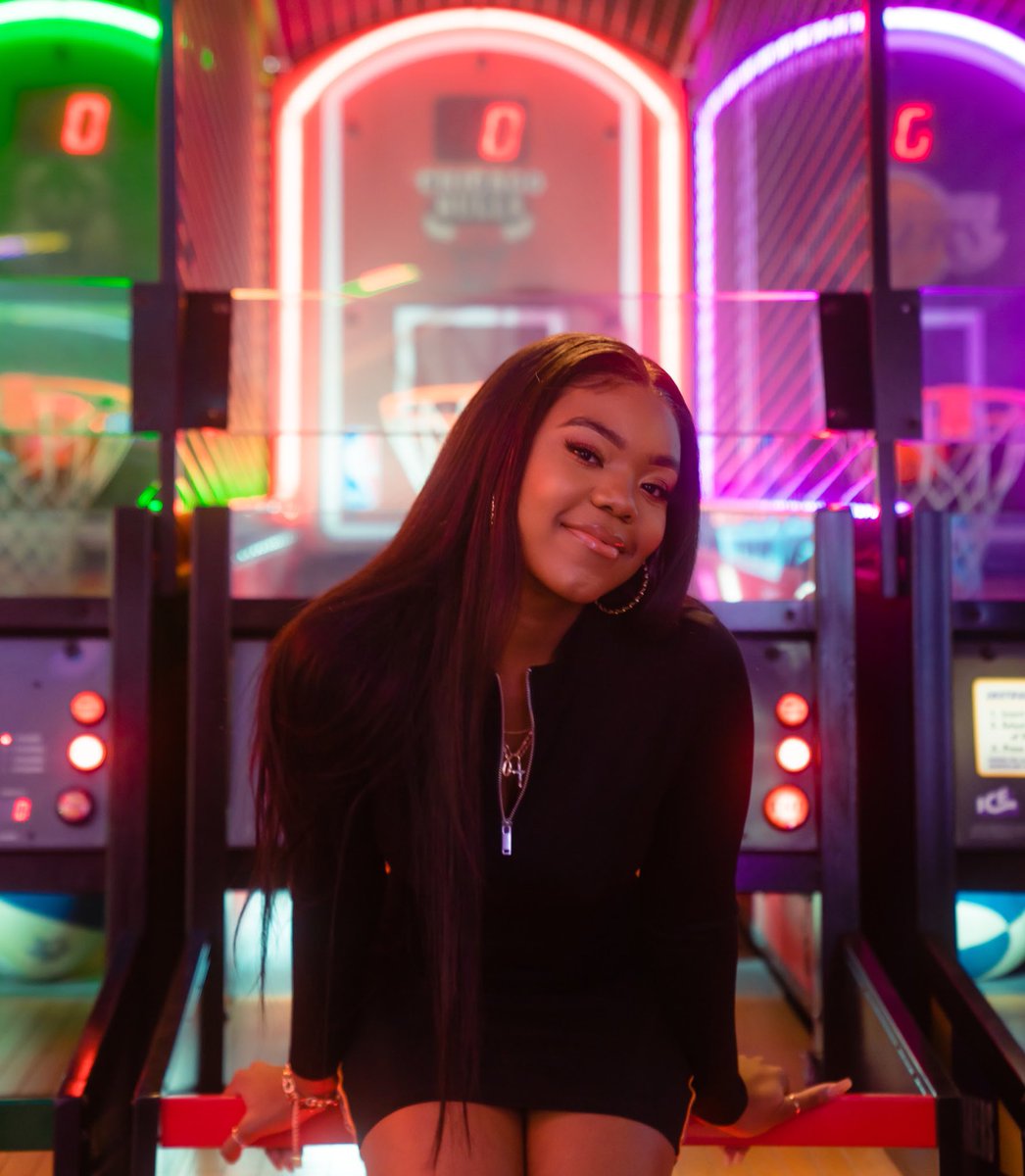 elaineofficial_'s tweet photo. The risky music video just hit 1 million views! Thank you 😍💜 https://t.co/qvo3xE1IUp https://t.co/11a4i5nrLH