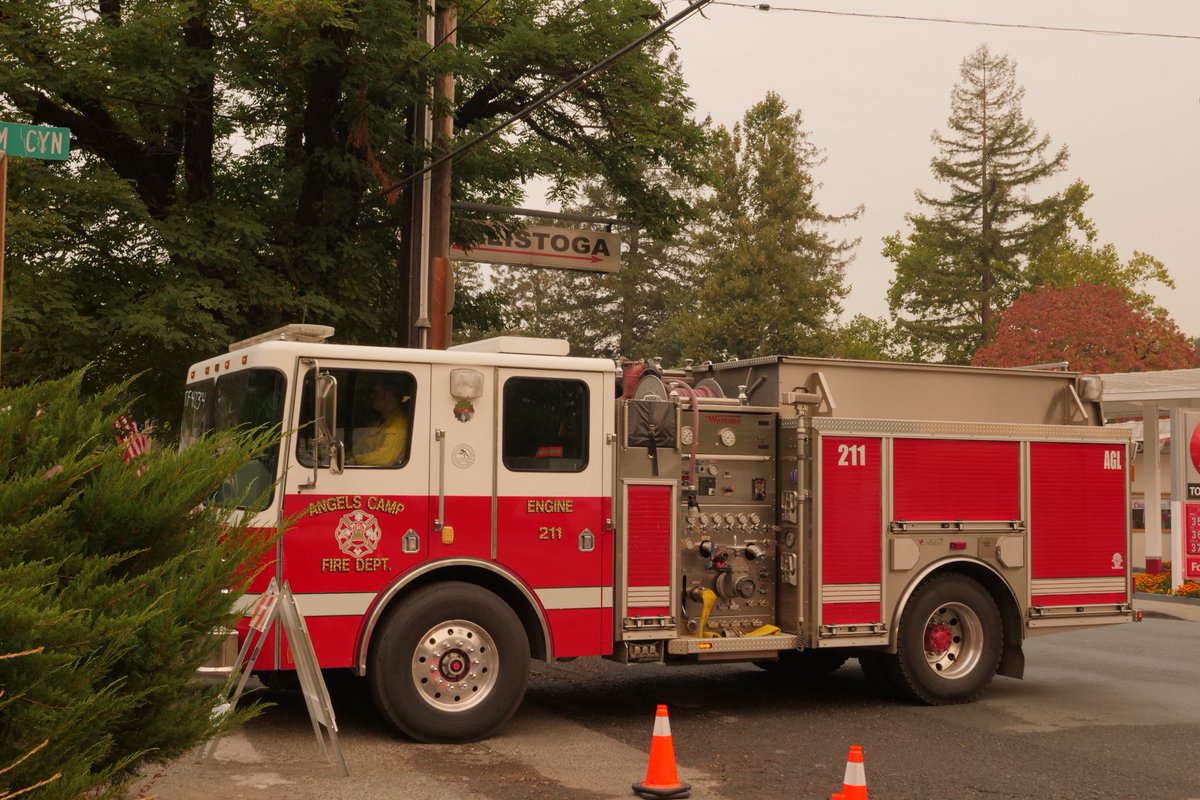 SherazSadiq1's tweet photo. Stopped at intersection of Foothill and Lincoln in Calistoga to document CalFire firefighters from around the state battling the #GlassFire in Napa and Sonoma counties. https://t.co/D2dnnGwv2R
