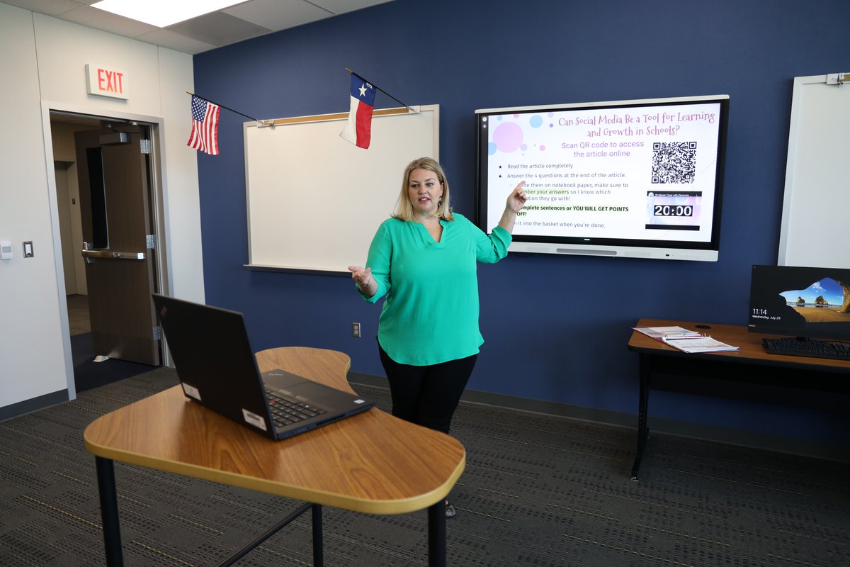 katyisd's tweet image. Having the right set-up is key to a positive experience with #virtuallearning - you need a good chair or room to stand, the right lighting, and maybe some elbow room. Share a photo in the comments of your virtual learning space to help spark ideas for others! #SmartRestart