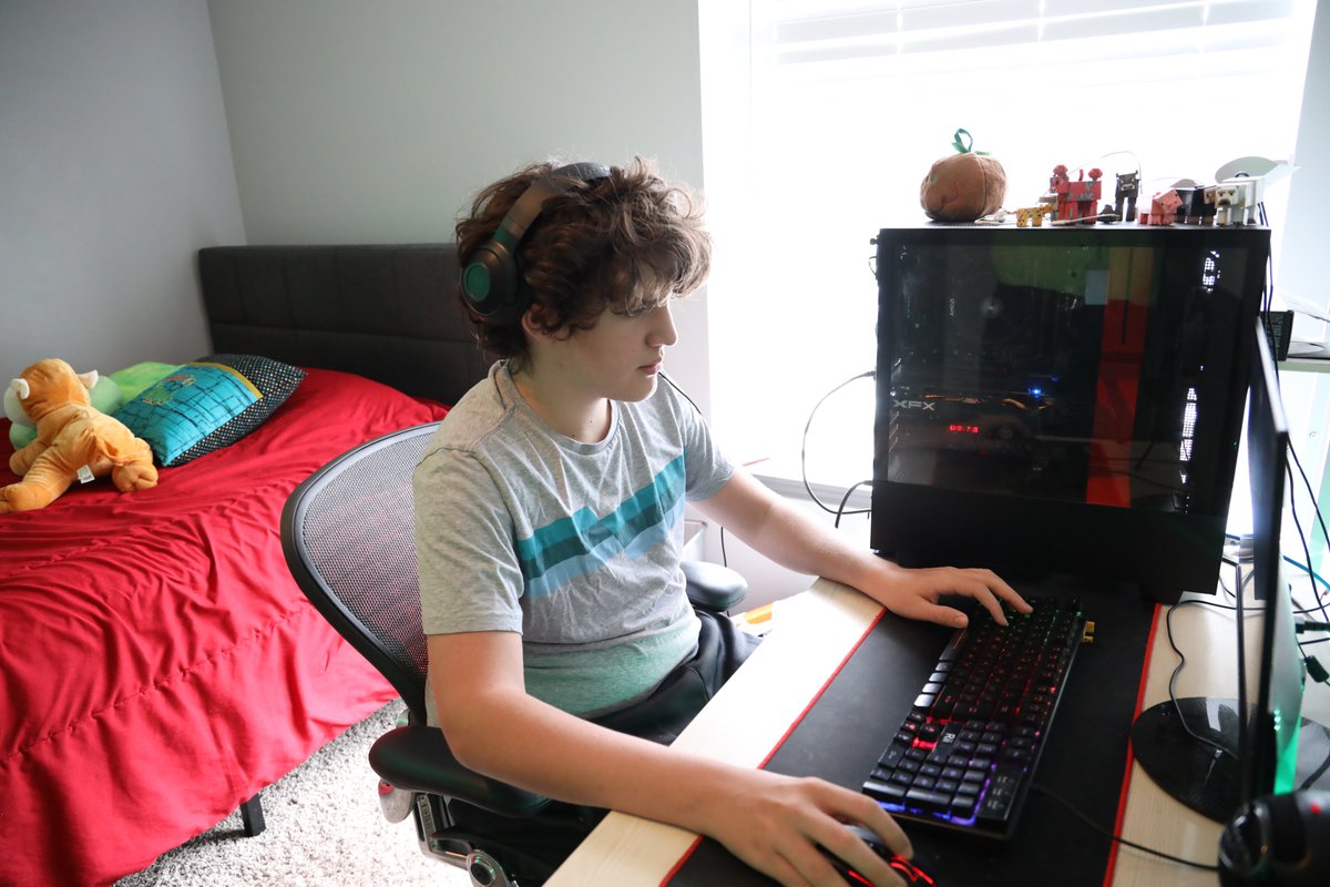 katyisd's tweet image. Having the right set-up is key to a positive experience with #virtuallearning - you need a good chair or room to stand, the right lighting, and maybe some elbow room. Share a photo in the comments of your virtual learning space to help spark ideas for others! #SmartRestart