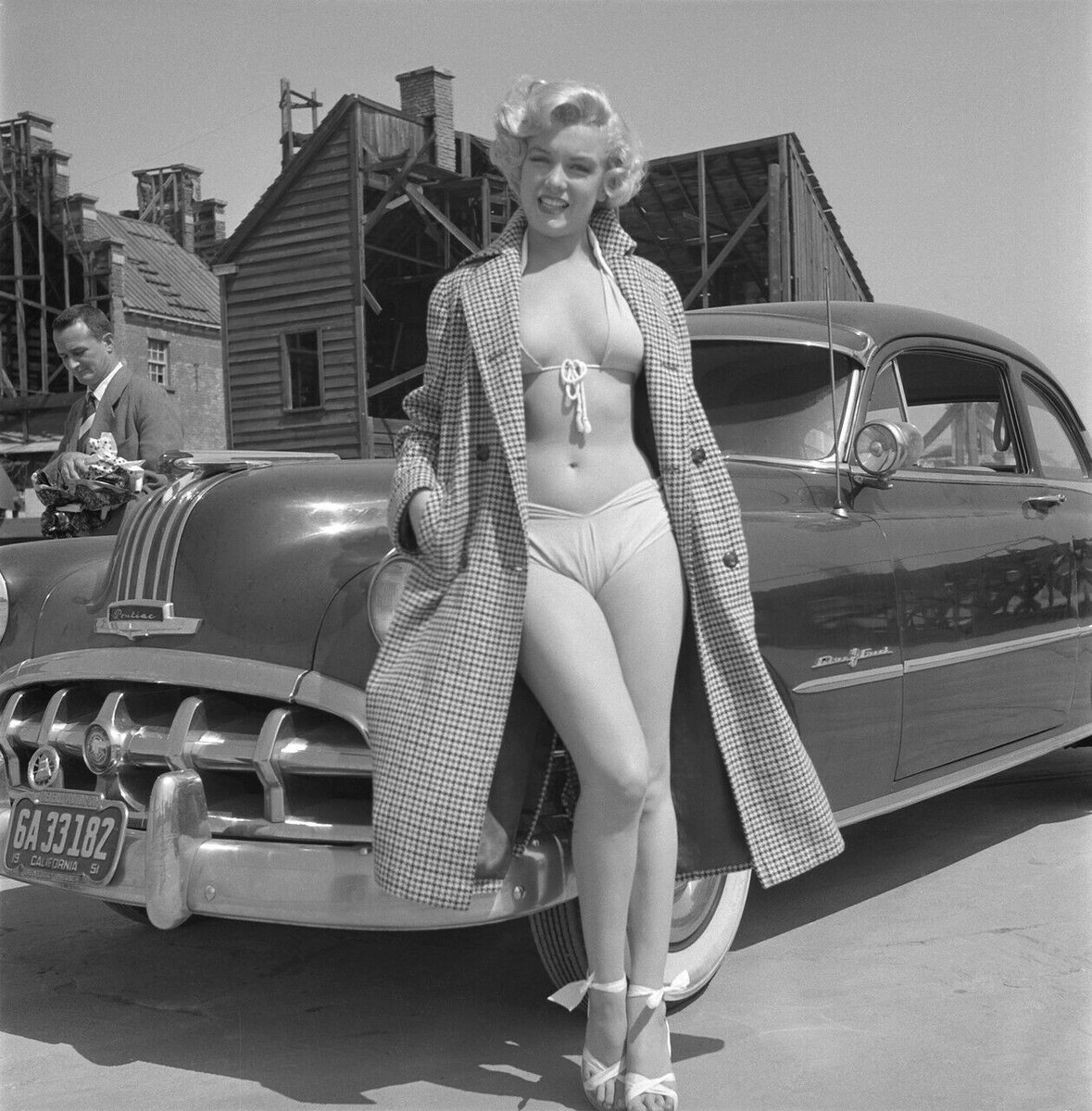 revived_history's tweet photo. Marilyn Monroe at a Los Angeles Publicity Shoot With a Pontiac Chieftain (1951)
#History #MarilynMonroe #Pontiac #Chieftan #ClassicCars #Cars #photoshop #ArtistOnTwitter #artwork https://t.co/2lPbTgUg79