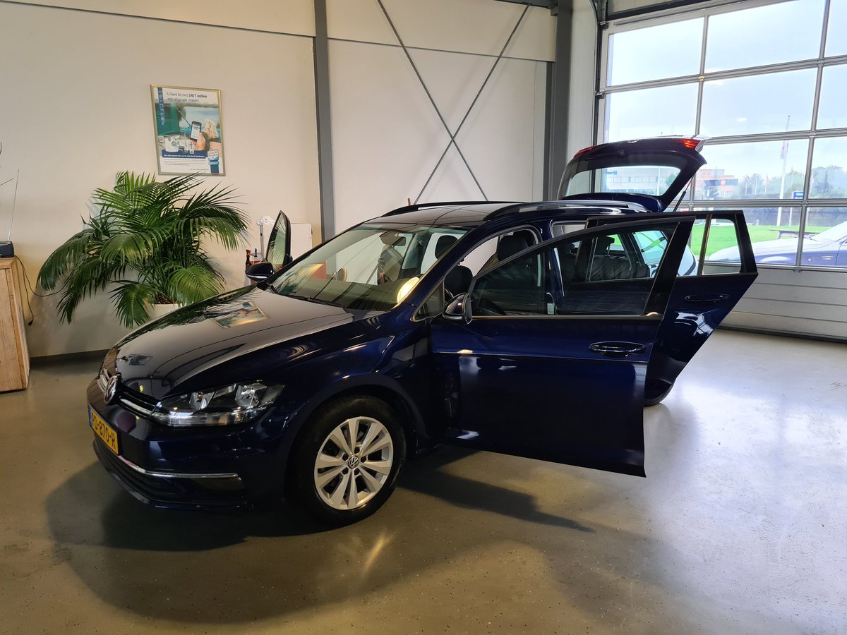 Prachtige Golf VII Variant 1.0tsi automaat net terug van de poetser!
Nieuwere model met groot navi en trekhaak.
Auto is van 2017 en kost All-in 14.650,- !!!!!!!!!!
