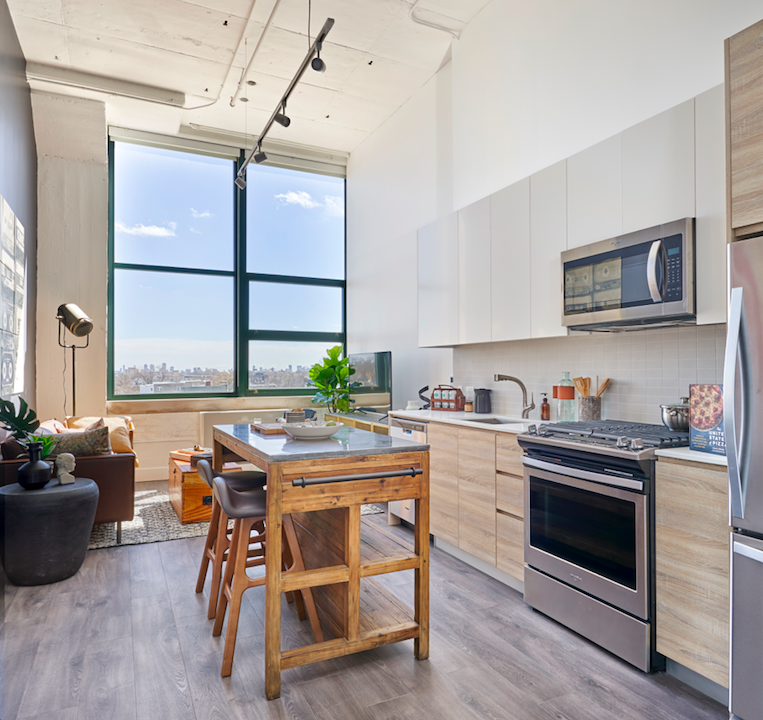 thefields773's tweet image. Our residential space at #TheFieldsChicago is @thefieldslofts. They offer studio to two bedroom lofts with 13-17 feet ceilings, for an incredible living space with access to this mix-used, historical, Chicago gem of a building. Give them a follow! #LoganSquare #HubbardStreetGroup