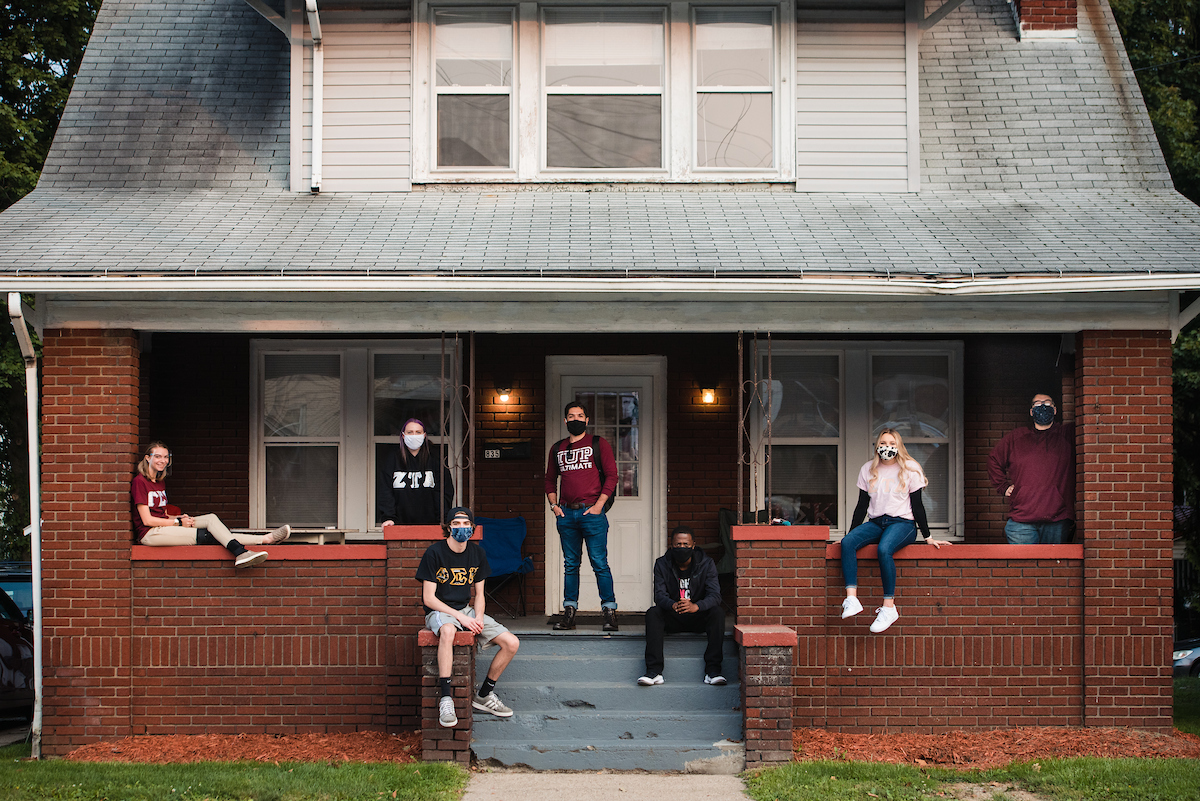 Off-campus essentials:
Crimson 🔴
Friends ✌️
Mask 😷

On campus or off, the virus doesn't stop. Neither do Hawks. #TogetherIndiana
<a href="/TogetherIndiana/">Together Indiana</a>