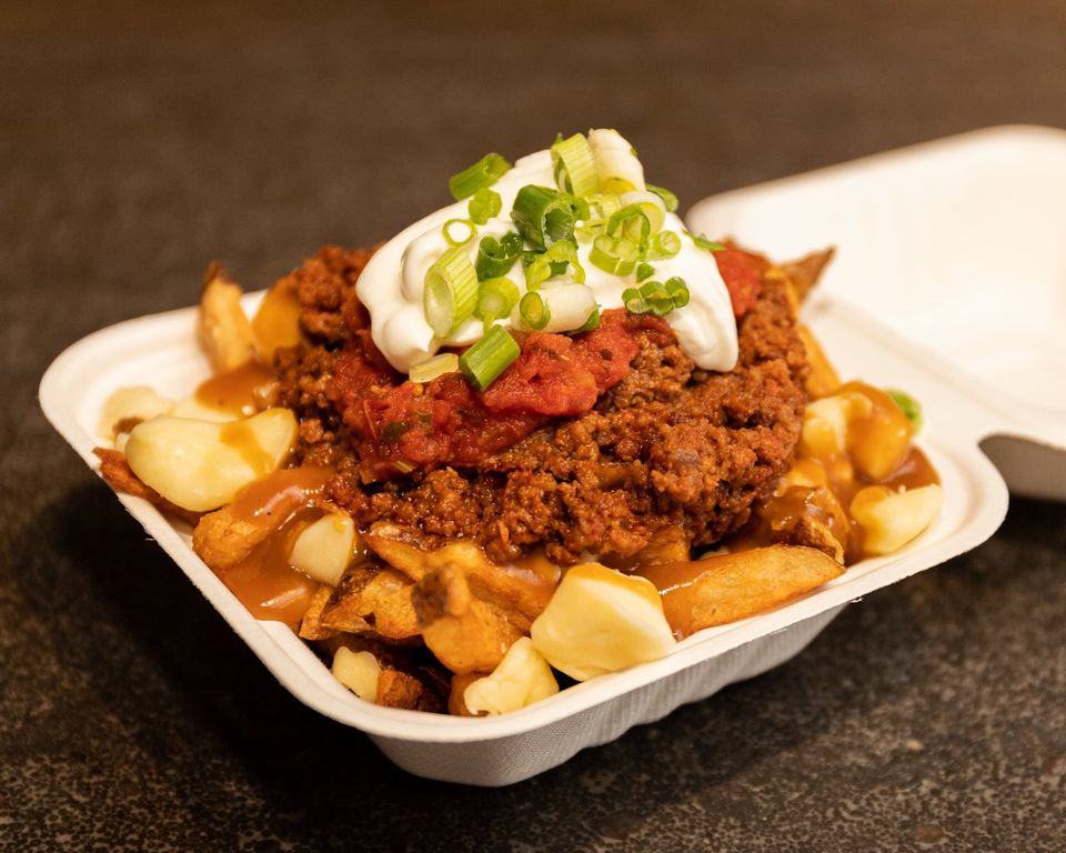 CheeseCurds's tweet photo. Our #AcapulcoPoutine is a meal all in itself. House-made spiced ground beef, house salsa, sour cream, and green onions, atop of fresh chipped fries, #cheesecurds and gravy. 

#poutine #madeinhouse #itsworththewait #chefinspired https://t.co/oSrnLaY1Kf