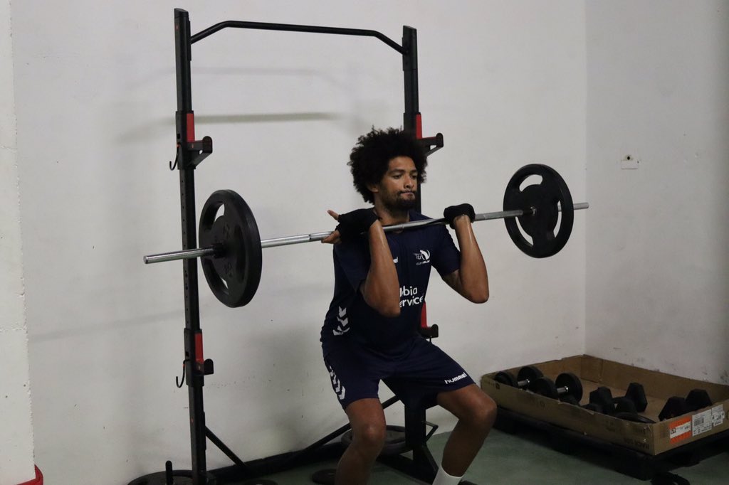 ClubVoleyPalma's tweet photo. 👊🏼 Empezamos el entrenamiento de hoy en el gimnasio con ejercicios de fuerza
#GOUrba https://t.co/cBJ67A4Q4z