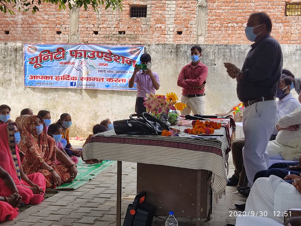 UnityFoundati10's tweet photo. आज यूनिटी फाउंडेशन के माध्यम से ��िला विधिक सेवा प्राधिकरण के सचिव  आदरणीय न्यायाधीश सचिन कुमार दीक्षित जी के द्वारा ग्राम कनपटीयापुर में महिलाओं के अधिकारो को लेकर एक बैठक आयोजित की , जिसमे महिलाओं को उनके अधिकारों को लेकर विस्तृत चर्चा की गई। https://t.co/DLKoPF7jY5