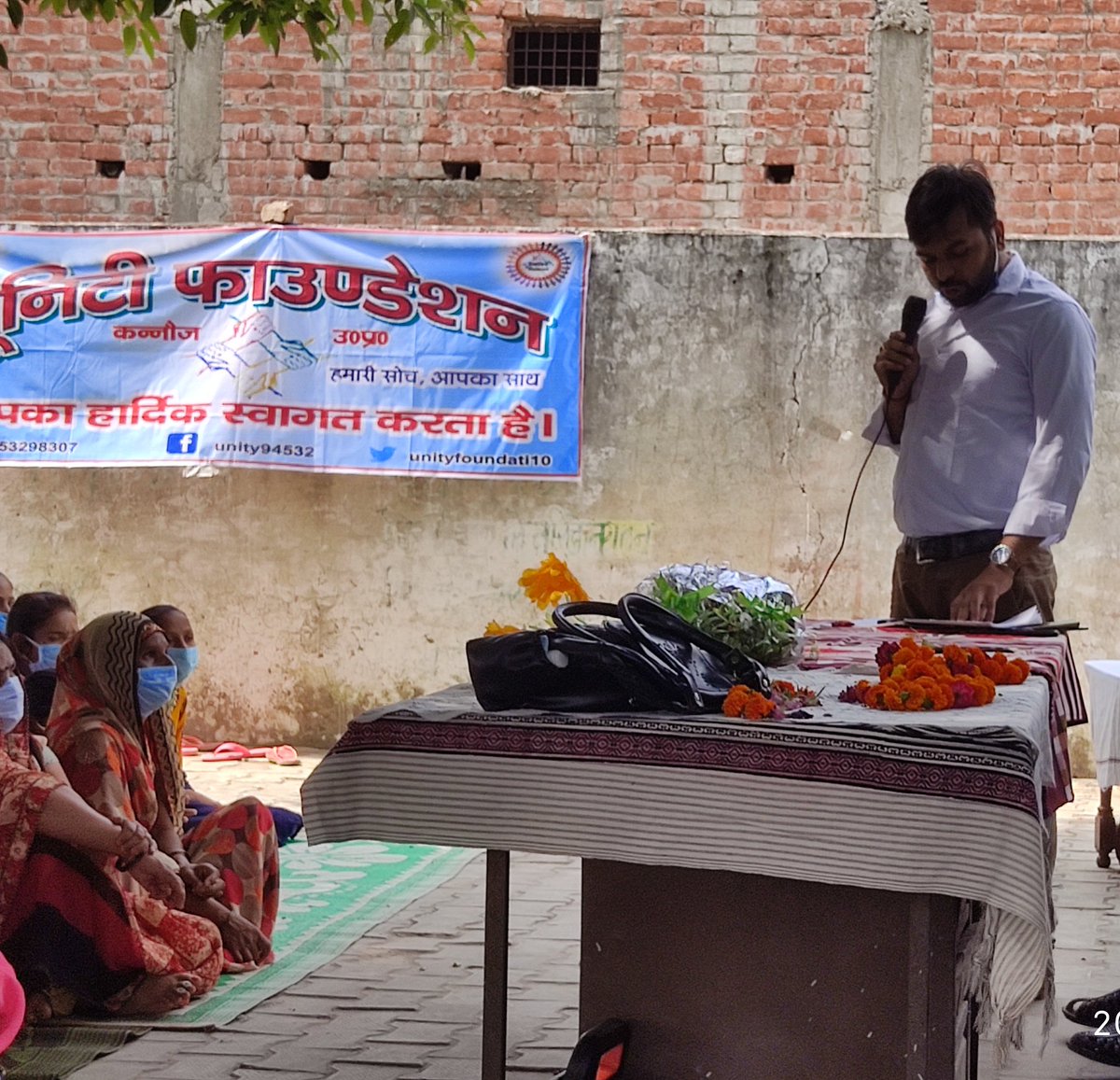 UnityFoundati10's tweet photo. आज यूनिटी फाउंडेशन के माध्यम से ��िला विधिक सेवा प्राधिकरण के सचिव  आदरणीय न्यायाधीश सचिन कुमार दीक्षित जी के द्वारा ग्राम कनपटीयापुर में महिलाओं के अधिकारो को लेकर एक बैठक आयोजित की , जिसमे महिलाओं को उनके अधिकारों को लेकर विस्तृत चर्चा की गई। https://t.co/DLKoPF7jY5
