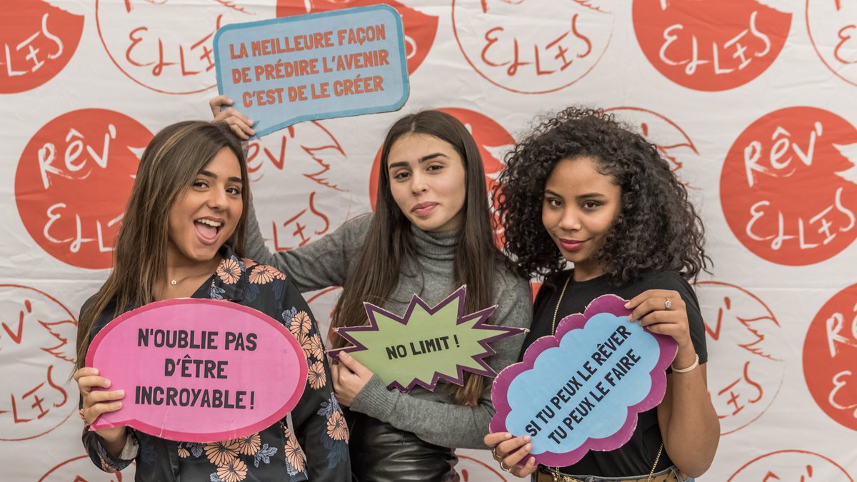 TotalEnergies_F's tweet photo. Dans le cadre de son engagement pour l'#éducation et l'#insertion des #jeunes, @TotalFoundation a sélectionné 8 nouveaux partenaires. Bravo à eux et heureux de les accompagner pendant 3 ans 😊
Découvrez les résultats de l'appel à partenaires 2020 France 👉 https://t.co/FnvmFNqoDB https://t.co/pK7zY74kIo