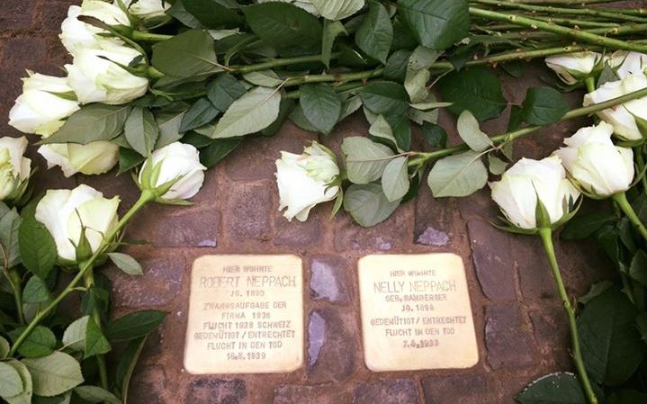 Für diesen Samstag ruft die Abteilung Aktive Fans zum Putzen von Stolpersteinen im Bayerischen Viertel auf. Treffpunkt ist um 15 Uhr am Stolperstein für Nelly Neppach (Nachodstr. 22). Nach einem kurzen Vortrag geht es gemeinsam durch den Kiez. Putzutensilien stehen bereit.