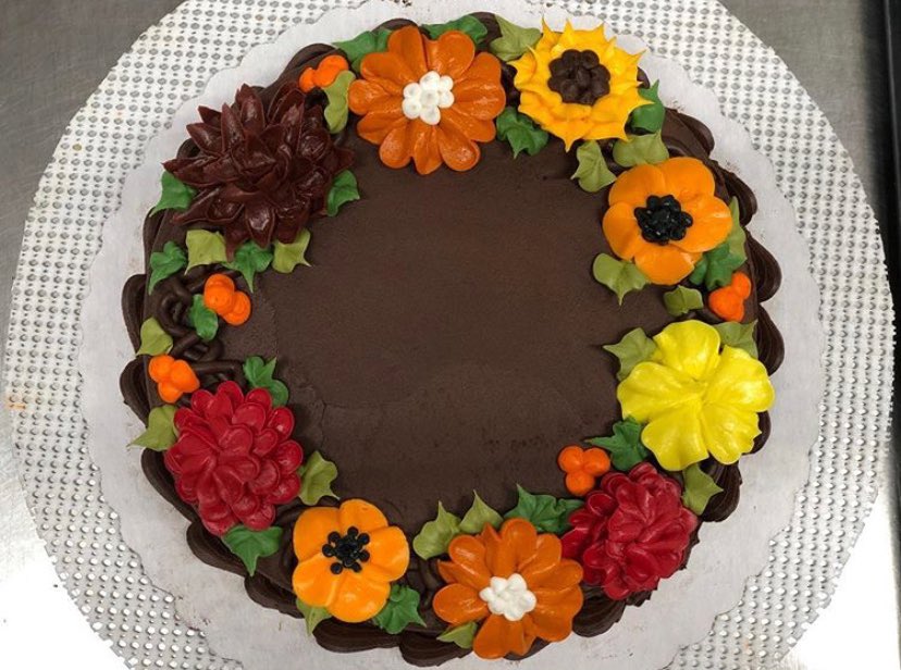 ccapculinary's tweet photo. Goodbye summer, hello fall! Dreams of autumn foliage and pumpkin carving are evoked by Alum Aaron Davis’s buttercream wreath.🍁 #CCAPAlums⁠ https://t.co/VXLItyE70y