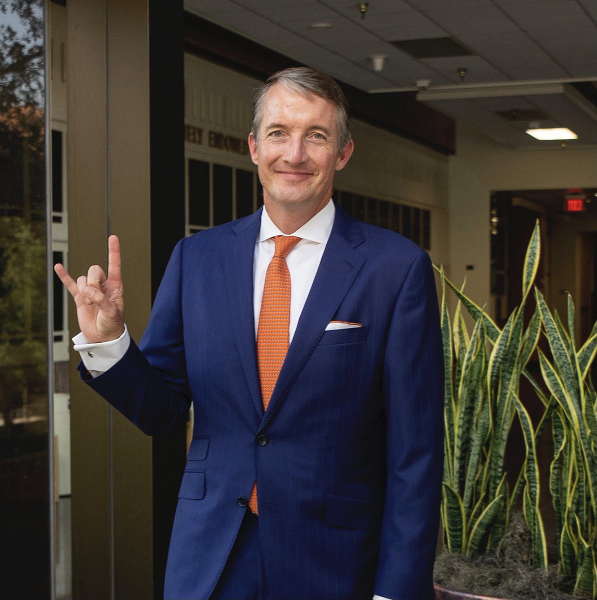 TexasExes's tweet photo. Join us at NOON today to hear from @UTAustin President @JCHartzell. He'll be sharing with Longhorns on the Hill what it means to lead a fall semester like no other, and the value of alumni engagement. More info here 🤘 →  https://t.co/BW4brU3ywF #UTChangedMyWorld https://t.co/JE9yhmnxTr