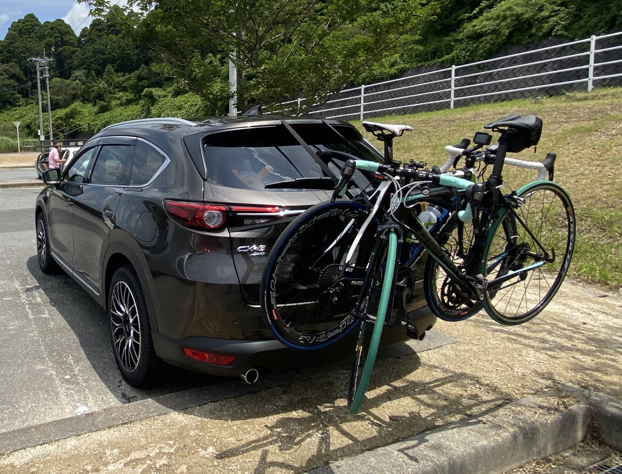 まっちゃん 最早rcなのか分からないgr86乗り 自転車を屋根に積みたい というのが主な理由で 屋根の低いクルマに乗り換えようかと考えております トランク後方固定だと後ろが見えない 落ちないかちょっと不安 マツダ Cx8 Suv ロードバイク サイクル