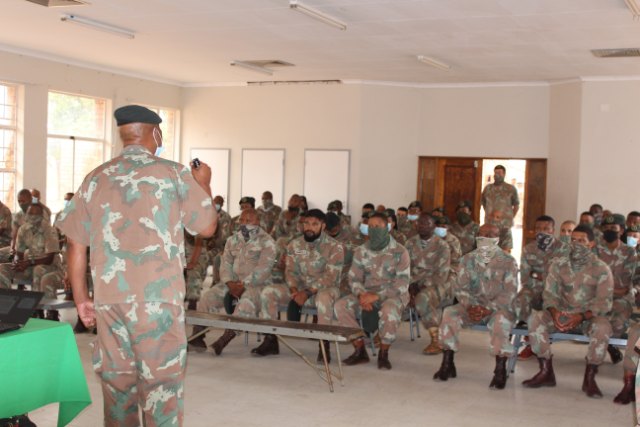 SANDF_ZA's tweet photo. The last rotation of forces in Musina of 9 SA Infantry Battalion taking up their positions in Operation CORONA relieving 8 SA Infantry Battalion who have reached the end of tour and are now going into quarantine at 15 SA Infantry Battalion.
#sandf
#SANDF
#OpsNOTLELA
#COVID19SA https://t.co/AqrklvcnJV