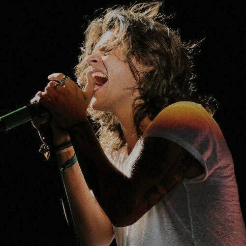 People i want to thank; a thread:- @Harry_Styles thanks for being the main reason of my self-confidence, for teaching me that i can be whoever i want, for your little dances and details that make you who you are, for always treating people with kindness, and for saving me