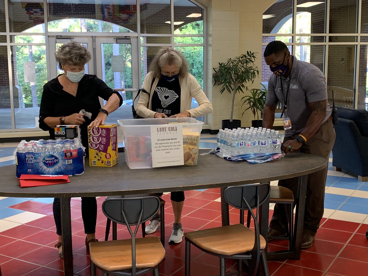 ervin_mack's tweet photo. So grateful for @ShandonBaptist and their Love Cola Schools efforts to show their appreciation and support for our faculty and staff in our district. @acflorahigh is very appreciative for the love sent today! #LivingSent #LoveColaSchools #BlessedAndGrateful https://t.co/ua9anI2HeD