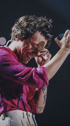People i want to thank; a thread:- @Harry_Styles thanks for being the main reason of my self-confidence, for teaching me that i can be whoever i want, for your little dances and details that make you who you are, for always treating people with kindness, and for saving me