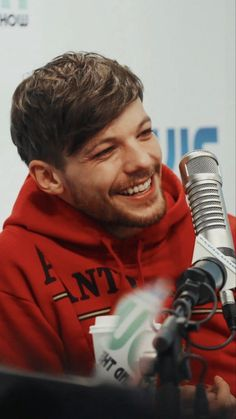 - @Louis_Tomlinson thanks for staying strong, for checking on us every now and then, for being the sweetest, always making me smile with ur smile, for being the kind and amazing person you are, for all those beautiful songs you have been writing since 1D to now., and for saving me