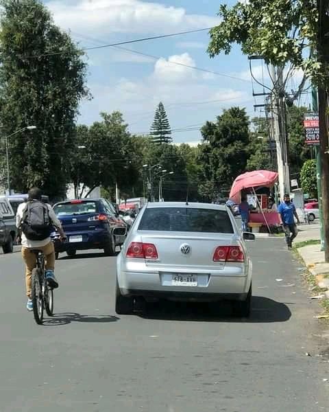 Vecinos de Coapa nos piden compartir. Los tripulantes de este Jetta plata (3 hombres y 2 mujeres) recorren la zona entre Calz Brujas y Calz del Hueso tomando fotos a los domicilios. Tengan cuidado esto es en Tlalpan.