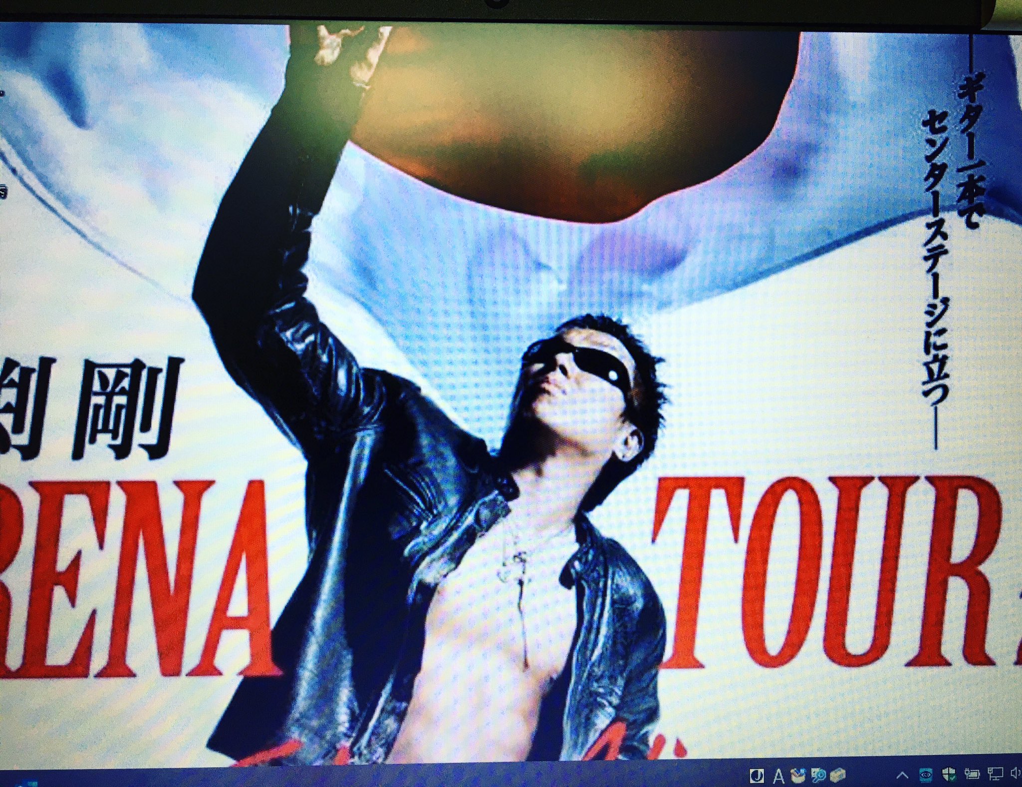 あかみねとんぼ 秀ちゃんラーメンとんぼ店に業務用の新品のパソコンが届いた この時代使いこなせれば世界征服さえ出来かねないというのに未だに矢印を見失なう テーブルではマウスが足りない 一生クリックしない箇所が煩悩の数より多い男が 壁紙を綺麗な