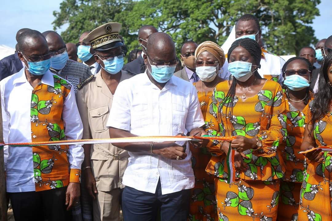 Askojacques's tweet photo. Le dimanche 27 septembre, les fils et filles du Département de Botro ont été honorés de la visite de Madame Kandia CAMARA, Ministre de l’Education Nationale, à l’occasion, de l’inauguration les logements de maitres du groupe scolaire Nanan Battey de Diabo.
#AKJ #Botro #Diabo https://t.co/tAbDIGau5H