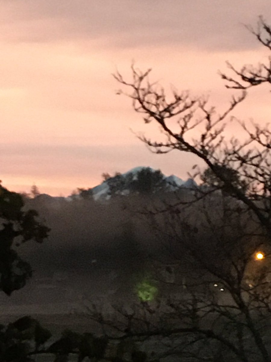 Time2S5280's tweet image. Smoke is back, but a beautiful sunrise #myPNWlife #whatcom #Bellingham