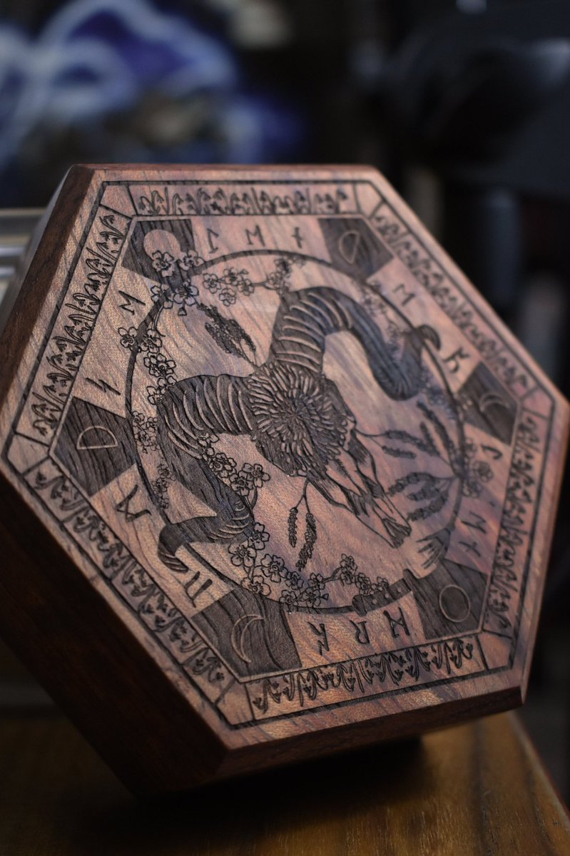 HexbladesPurse's tweet image. The softest kiss of death lingers as powerful magicks weave your soul through the moon’s, unwilling to let you leave. #boxmagic