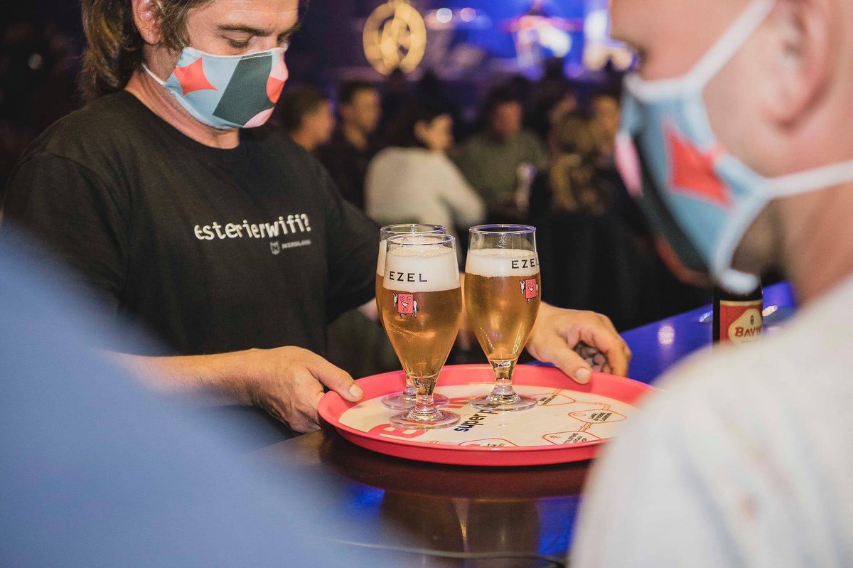 EzelsordeKuurne's tweet photo. Een triootje, ongemaskerd, tijdens Splinters 2020 @ Kubox. In de volgende dagen zullen er velen dit voorbeeld volgen tijdens het #ezelsweekend Credits: @olafverhaeghe https://t.co/cQgGkg5nOT