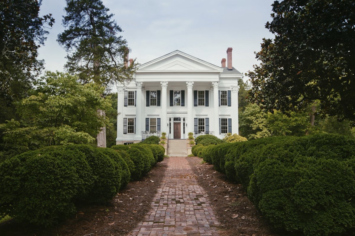 Eatonton is home to breathtaking historic architecture with over 70 historical homes in the city! Pictured is the Sichveland House, a remarkable 1855 3-story Greek Revival home that reportedly took 7 years to build. #SichvelandHouse