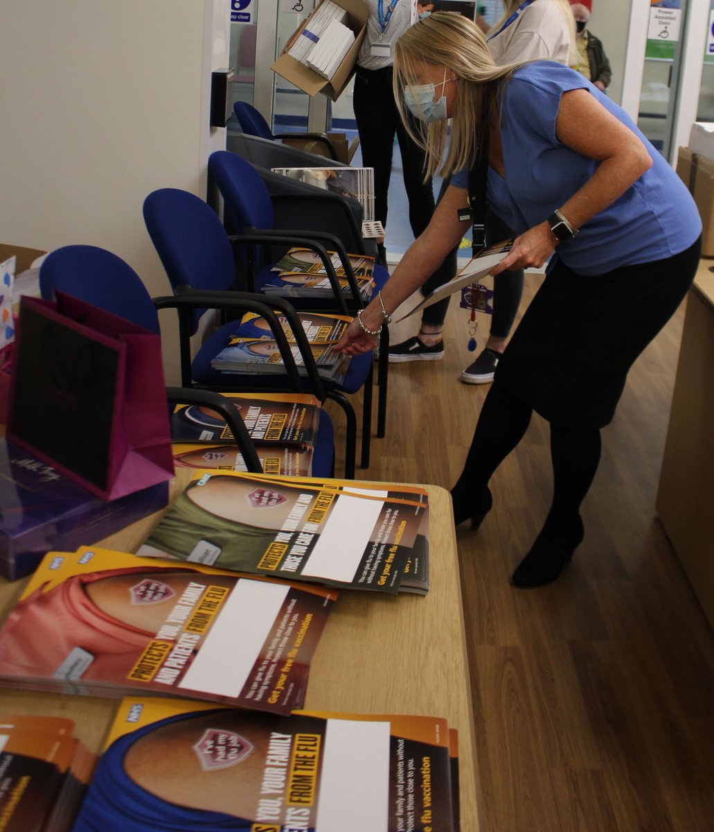 gnomelang's tweet photo. 💪Thank you so much to the team in the Hub✨, Lou McGregor, new colleague Katherine Martin and volunteer Lauren (aspiring medicine student) as well as team comms for helping to collate hundreds of packs for this year's @uhp_nhs flu vaccinators! https://t.co/JS0ufxq2OD