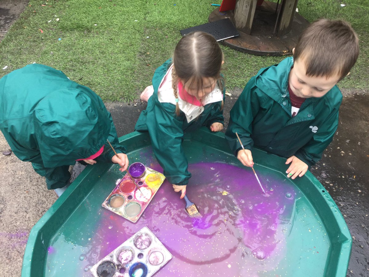 SFX_Nursery's tweet photo. We made rainbows with water-colour paint and rainwater. O counted the colours and bubbles saying, “Look! Purple, yellow, green” We are learning zero has no value. L counted from zero to twenty #ArtyMaths #Mathemagicians #numhubchampfalk #MathsWeek https://t.co/V3wmfsDJp9