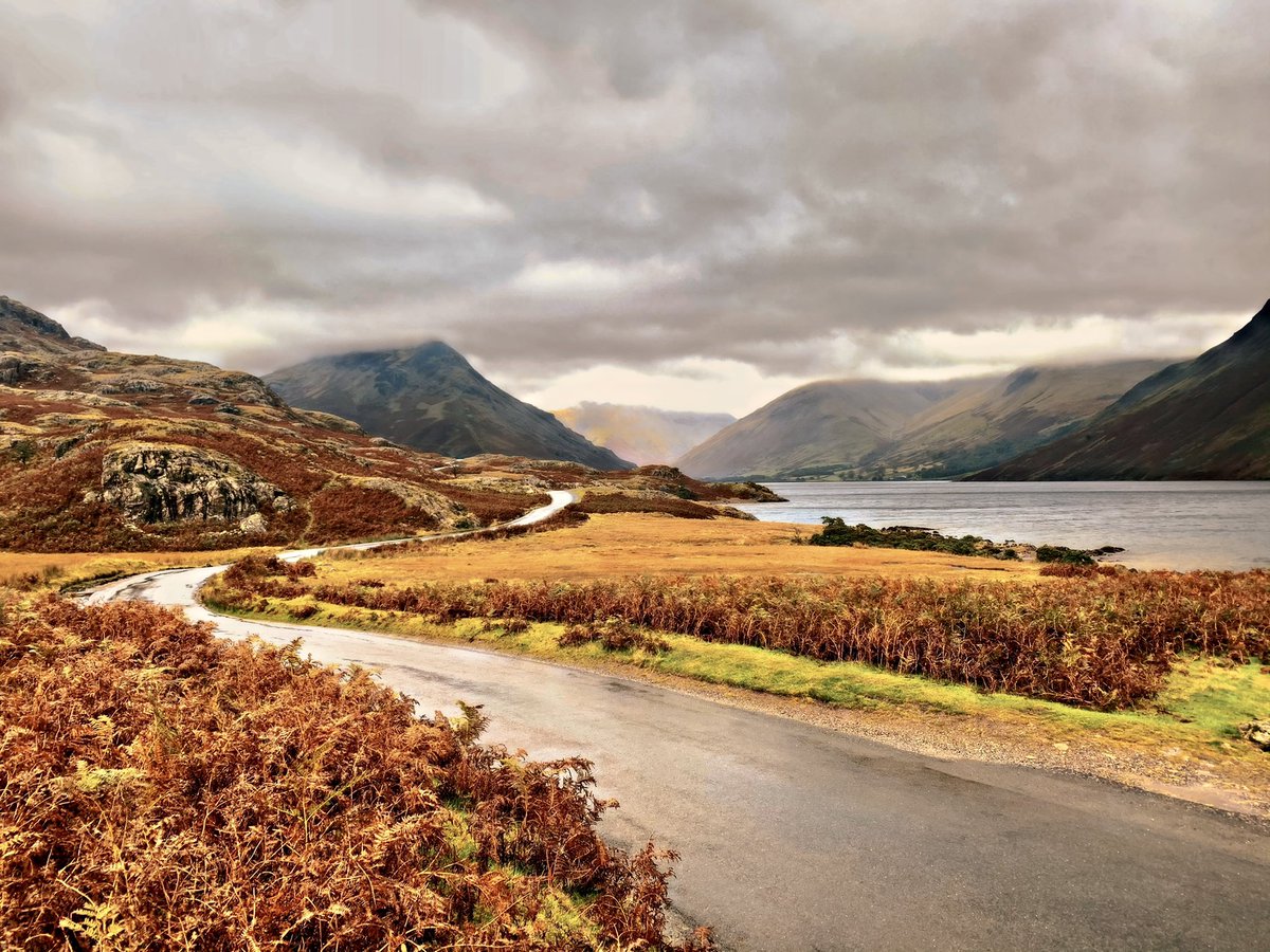 andrea_mead2's tweet photo. #lakedistrict looking beautiful in #autumn. #wasdale #AutumnTreats #wastwater #screes https://t.co/JlG5QOq30Q