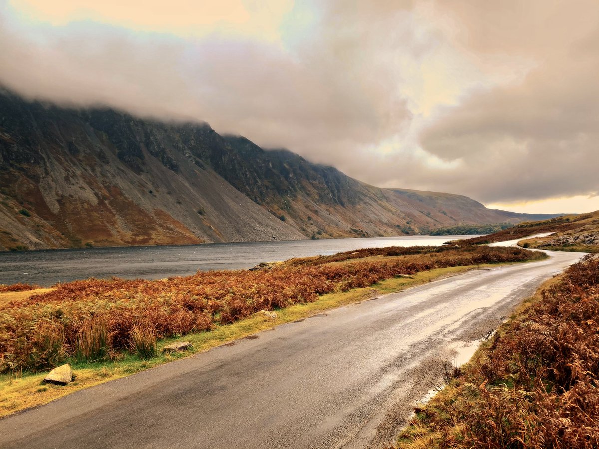 andrea_mead2's tweet photo. #lakedistrict looking beautiful in #autumn. #wasdale #AutumnTreats #wastwater #screes https://t.co/JlG5QOq30Q