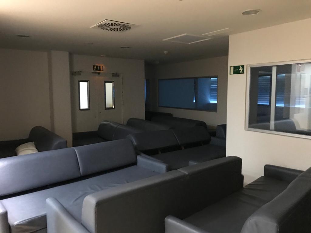 matsmadrid's tweet photo. Esta es la UCI 2 del Hospital Infanta Leonor. Lleva cerrada desde que se abrió el hospital. En este momento las unidades de cuidados intensivos de los hospitales públicos de Madrid están al 116% de su capacidad https://t.co/o2avvbkfaD