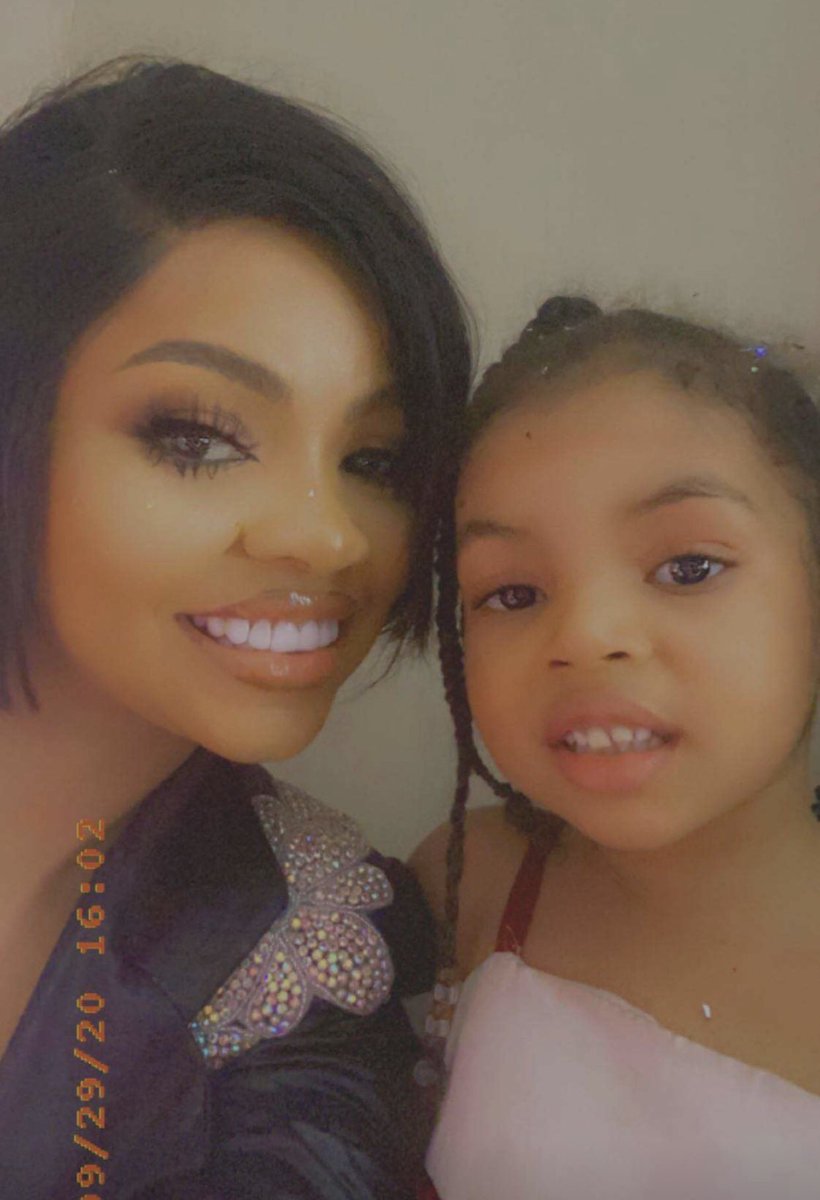 official_maxiee's tweet photo. Nobody:
No fvckn body:
Nigerian bloggers: BBN Ex-housemate Nengi reunites with her 3 year old daughter.
Madness πππ« https://t.co/jn6584RkSi