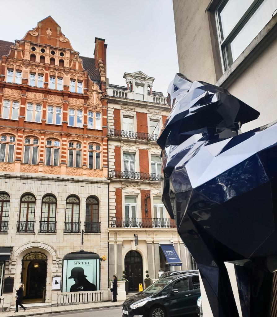 Glossy, shining from every perspective, the monumental Howling Wolf welcomes your arrival alongside our special Welcome Back offers, click the link below to book now!
lux.ht/6010GaQpu 
#WestburyMayfair #art #sculpture #mayfairhotel #luxuryhotel #citybreak 
<a href="/richardorlinski/">Richard Orlinski</a>