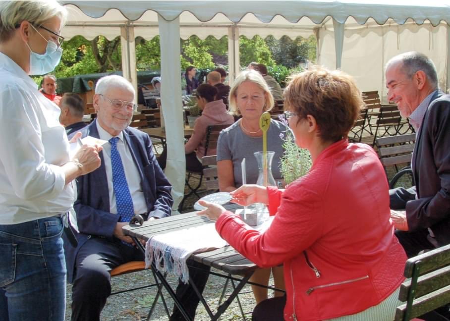 Interessante Mittags-GesprächspartnerInnen heute bei uns im Lorenz. Danke für den Besuch an Vizekanzler a.D. Erhard Busek und <a href="/SdW/">Sebastiaan de With</a> Macherin Gaby Stowasser!