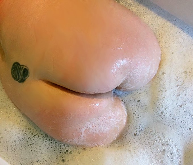 A properly cheeky😋 #wetwednesday #selfie
#asswedensday #ass #bum #bathing #wetgirls  #bubblebath #allnaturalcurves