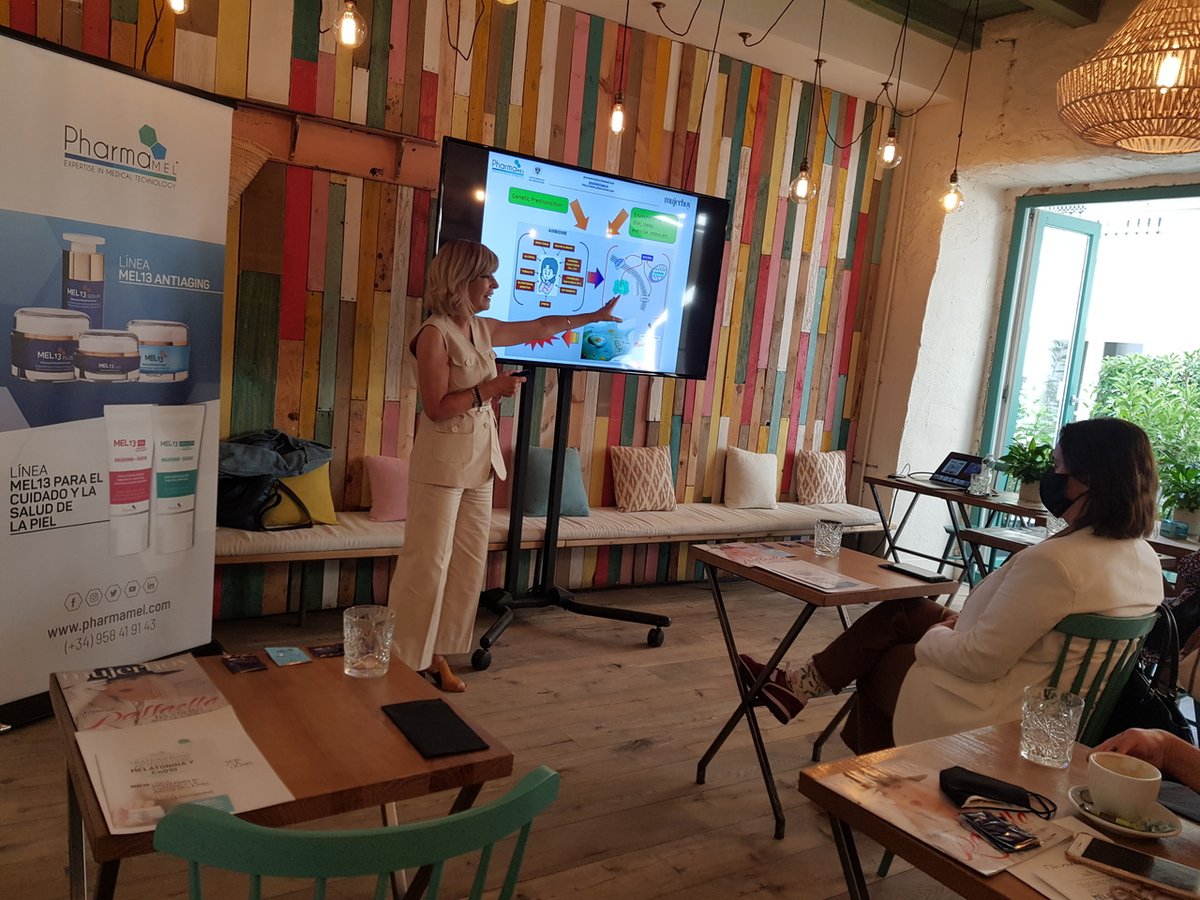 Mujerhoy's tweet photo. Hoy hemos descubierto junto a nuestras lectoras cómo la melatonina contribuye a frenar el envejecimiento de la piel de la mano de @pharmamel_es #MHExperience https://t.co/ezgVFIP982