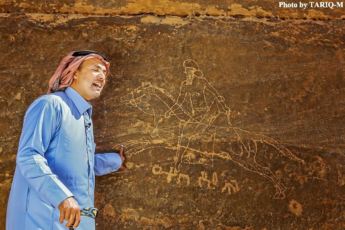 Badermasaker's tweet photo. نقش الملك البابلي نابونيد في تيماء. عمر النقش 2500 عام من الوقت الحاضر، كما ترون فإن الرسام الملكي رسم نابونيد على حصان عربي حمداني ورسم ملامح الحصان بدقة، والحصان يركض ونابونيد بكامل عدته الحربية. 
@eidelyehya https://t.co/RfeeeJzOmJ